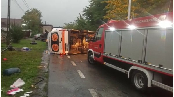 Plan roşu activat în Arad după un accident rutier. Un microbuz cu 22 de pasageri s-a ciocnit cu o maşină, 5 răniţi au ajuns la spital