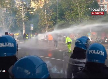 Poliţia a intervenit în portul Trieste împotriva docherilor şi activiştilor care contestă obligativitatea certificatului verde
