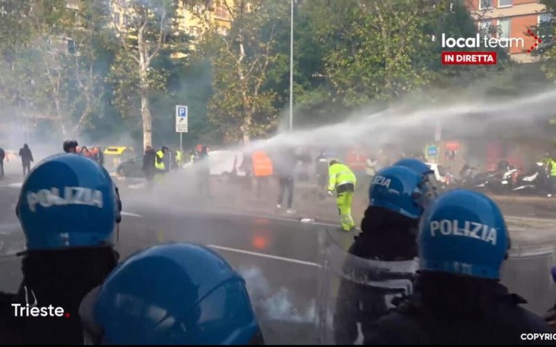 Poliţia a intervenit în portul Trieste împotriva docherilor şi activiştilor care contestă obligativitatea certificatului verde