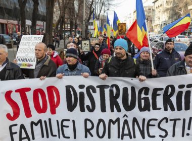 Peste 60% dintre români preferă valorile tradiţionale în locul drepturilor şi libertăţilor moderne