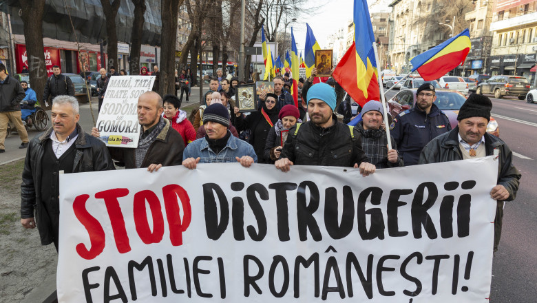Peste 60% dintre români preferă valorile tradiţionale în locul drepturilor şi libertăţilor moderne