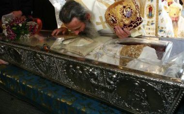Racla Sfintei Parascheva este dezinfectată la fiecare 10 minute. Reacţia lui Raed Arafat, întrebat despre pelerinajele în plin val 4