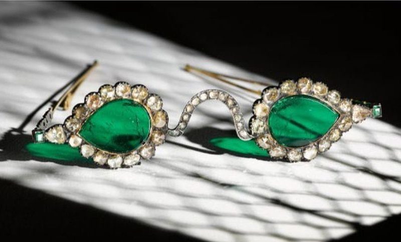 Ochelari cu lentile din smarald şi diamant din epoca Mughal, licitaţi la Sotheby's