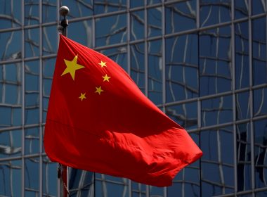 Ambasada Chinei din Ucraina îşi îndeamnă cetăţenii să afişeze steagul chinez pe maşini