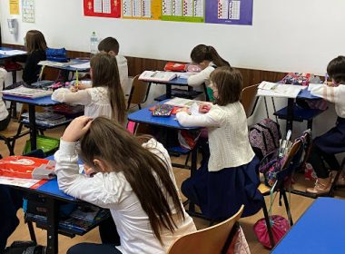  Peste 11.000 de elevi din judeţul Suceava vor primi carduri sociale pentru sprijin educaţional