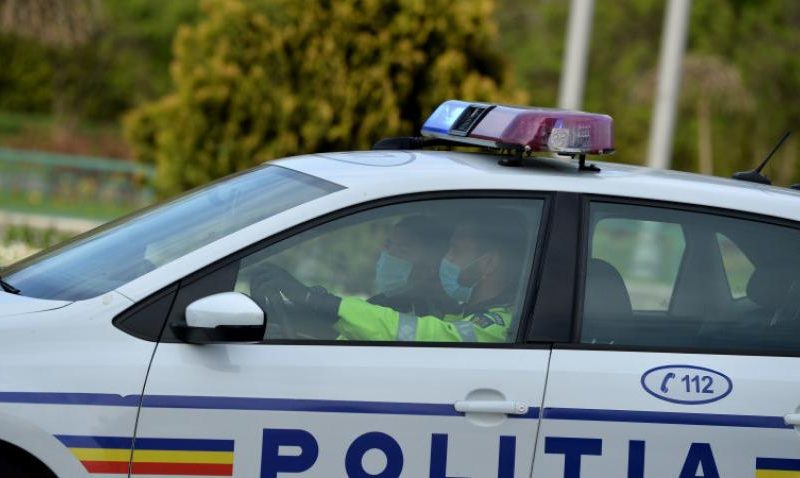 Un poliţist din Argeş a fost lovit cu maşina de şoferul căruia îi făcea semn să oprească