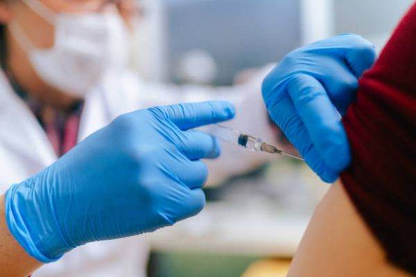 Marea Britanie are în vedere o schimbare a regulilor privind vaccinarea obligatorie pentru lucrătorii din sănătate