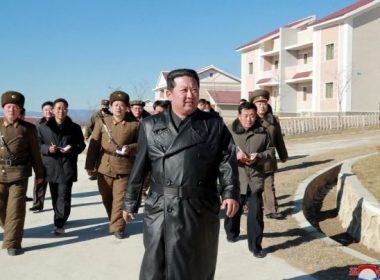 Coreea de Nord interzice hainele din piele pentru a-i împiedica pe cetăţeni să imite vestimentaţia liderului