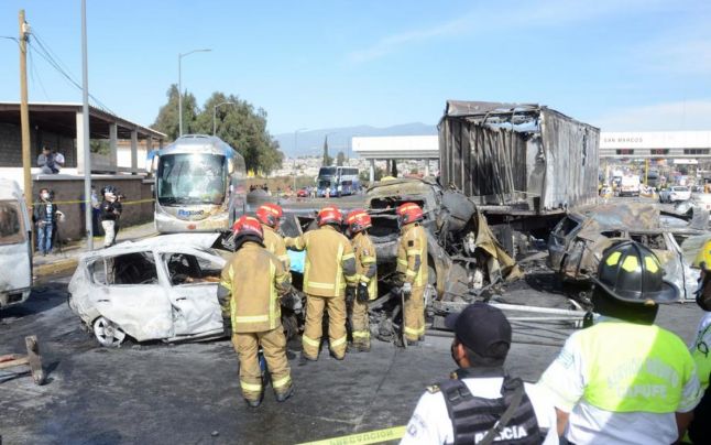 19 oameni au murit în urma unui carambol, în Mexic. Un camion a rămas fără frâne