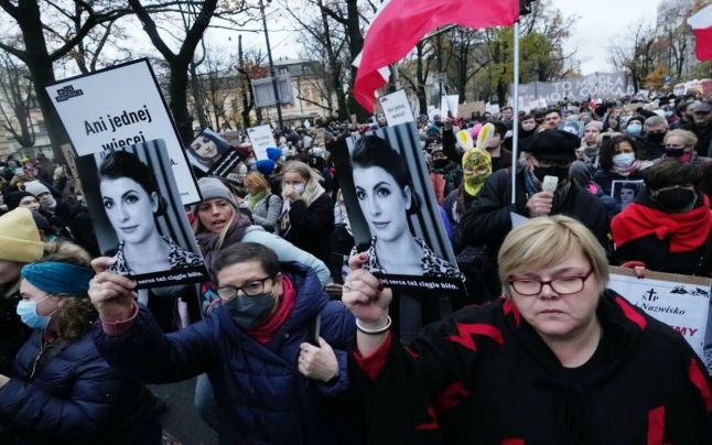Proteste faţă de noile legi anti-avort în Polonia