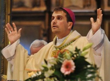 Episcopul spaniol care a demisionat pentru a se căsători cu o scriitoare de ficţiuni erotice, din nou în centrul atenţiei: „Este posedat de diavol”