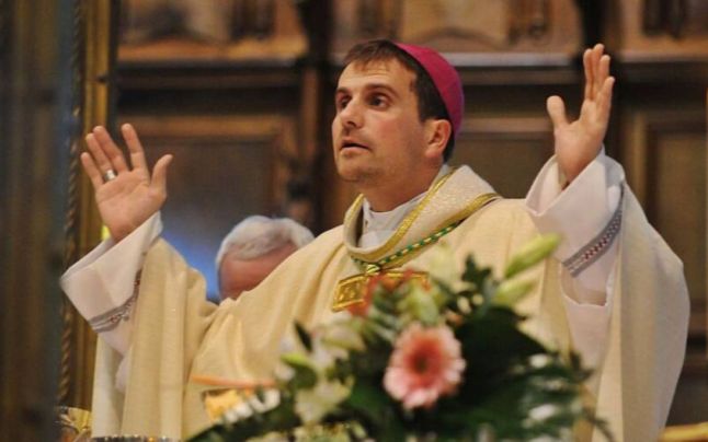 Episcopul spaniol care a demisionat pentru a se căsători cu o scriitoare de ficţiuni erotice, din nou în centrul atenţiei: „Este posedat de diavol”