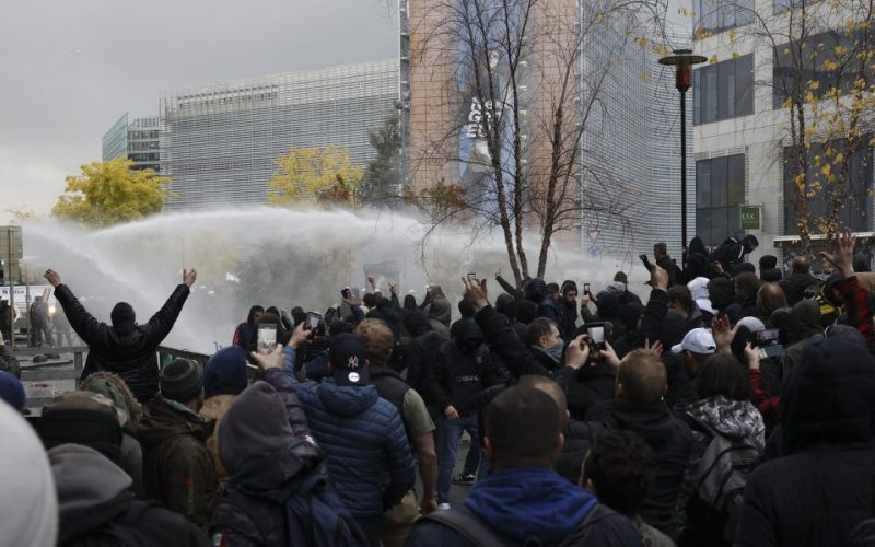 Protest violent la Bruxelles faţă de măsurile anti-Covid