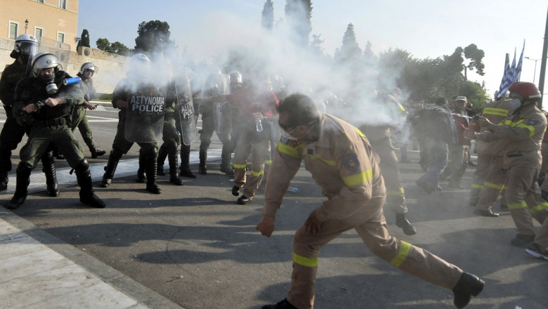 Poliţia a folosit gaze lacrimogene şi tunuri cu apă împotriva pompierilor care protestau la Atena