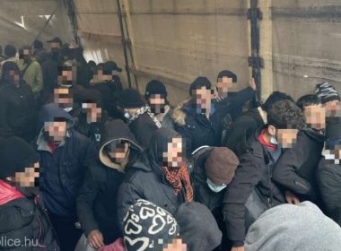 Poliţia ungară a descoperit 97 de migranţi ilegali într-un camion românesc