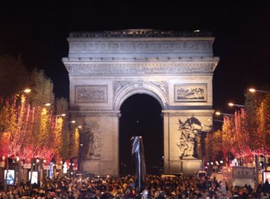 Luminile de Crăciun au fost aprinse pe Champs-Elysees