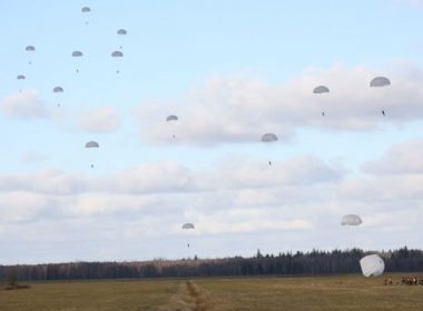 Rusia a trimis trupe de desant lângă graniţa dintre Belarus şi Polonia. Presa rusă: doi paraşutişti ar fi murit încurcaţi în paraşute