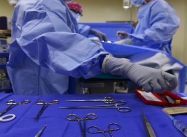 Medicii de la Spitalul Judeţean Cluj au „replantat” degetul tăiat cu toporul al unui copilaş