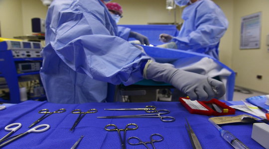 Medicii de la Spitalul Judeţean Cluj au „replantat” degetul tăiat cu toporul al unui copilaş