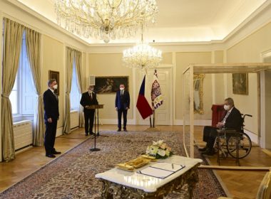 IMAGINEA ZILEI. Bolnav de COVID, preşedintele Cehiei a stat într-o „cuşcă” de plexiglas la depunerea jurământului de către noul premier