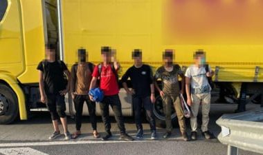 12 afgani au fost găsiţi într-un TIR încărcat cu încălţăminte, la frontiera cu Ungaria