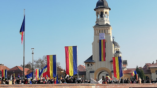 Sute de persoane, la evenimentele de la Alba Iulia dedicate Zilei Naţionale