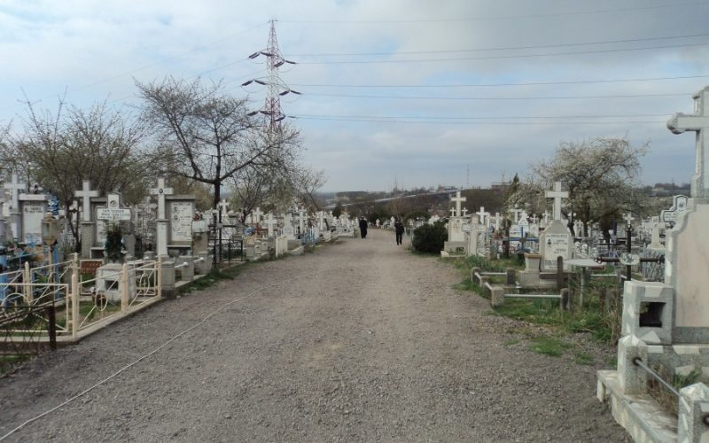 Procurorii au descins în cimitir