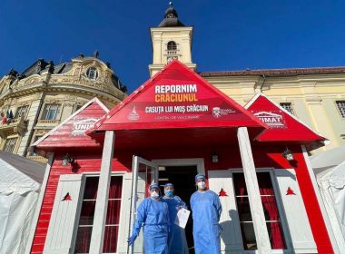 Căsuţa lui Moş Crăciun din Piaţa Mare a Sibiului a devenit centru de vaccinare/ Panouri cu mesaje pro-vaccinare, amplasate în cele mai vizibile locuri din Sibiu