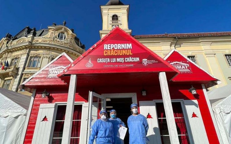 Căsuţa lui Moş Crăciun din Piaţa Mare a Sibiului a devenit centru de vaccinare/ Panouri cu mesaje pro-vaccinare, amplasate în cele mai vizibile locuri din Sibiu