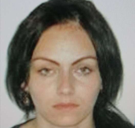 O femeie a fugit de sub escorta poliţiştilor când era dusă spre Arestul IPJ Bacău