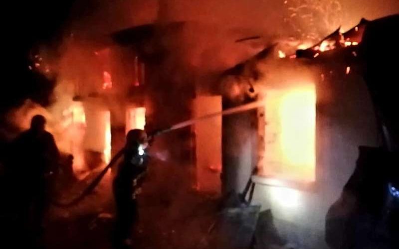 Bătrân de 84 de anu salvat dintr-un incendiu după ce un trecător a observat flăcări în casa lui
