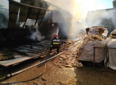 Harghita: Pagube de 1.250.000 de lei în urma incendiului de la Brădeşti unde a ars un atelier de prelucrare a lemnului
