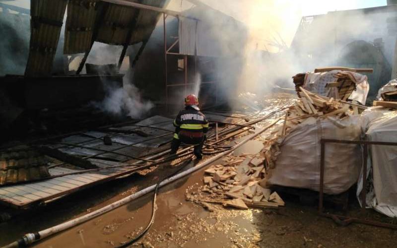 Harghita: Pagube de 1.250.000 de lei în urma incendiului de la Brădeşti unde a ars un atelier de prelucrare a lemnului