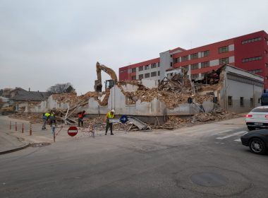 Clădire istorică demolată pentru o parcare. Era fostul spital orăşenesc şi devenise o bombă biologică