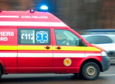 Suceava: Două persoane rănite, după ce o autoplatformă de lucru la înălţime s-a răsturnat, avariind un alt autovehicul