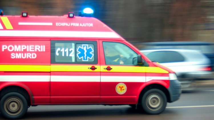 Suceava: Două persoane rănite, după ce o autoplatformă de lucru la înălţime s-a răsturnat, avariind un alt autovehicul