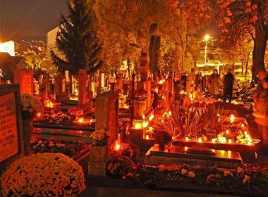 Cimitirele, transformate în oaze de lumină