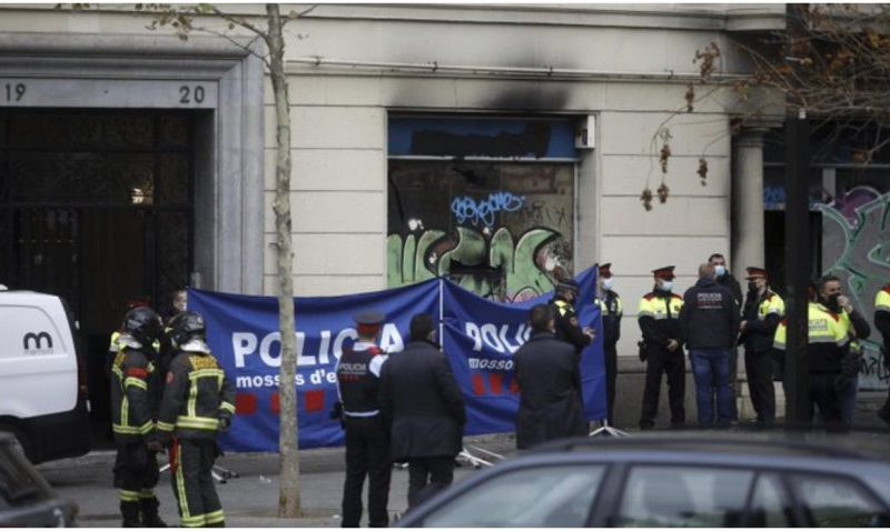 Patru morţi, dintre care doi copii, într-un incendiu la o sucursală bancară abandonată în Barcelona