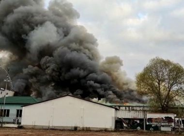 Incendiul de la fabrica de produse din carne a fost localizat. Acoperişul s-a prăbuşit