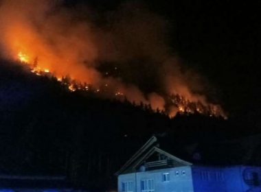 Pompieri din Covasna ajută la stingerea incendiului de pădure de la Oituz