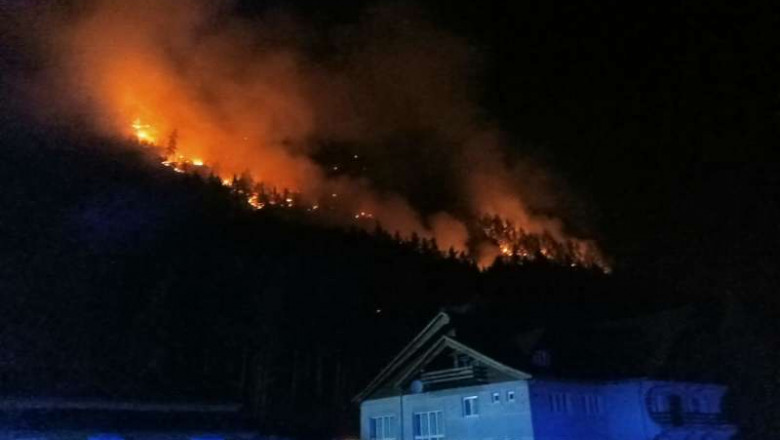 Pompieri din Covasna ajută la stingerea incendiului de pădure de la Oituz