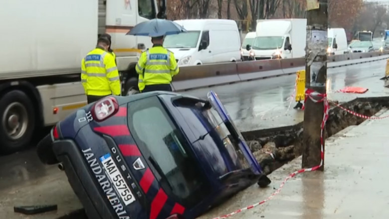 O maşină a Jandarmeriei a căzut aproape cu totul într-un şanţ pe Şoseaua Fundeni. Imagini de la faţa locului