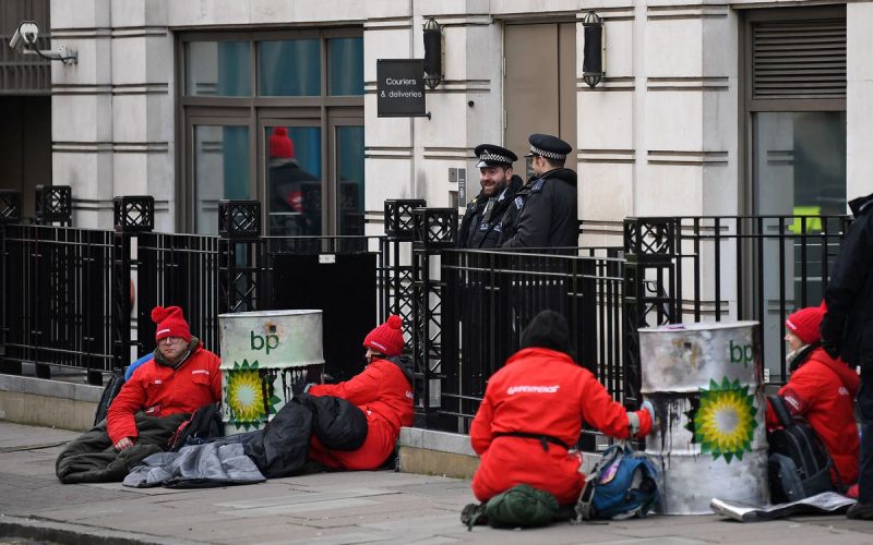 Militanţi ecologişti, condamnaţi la închisoare pentru blocarea traficului în Londra