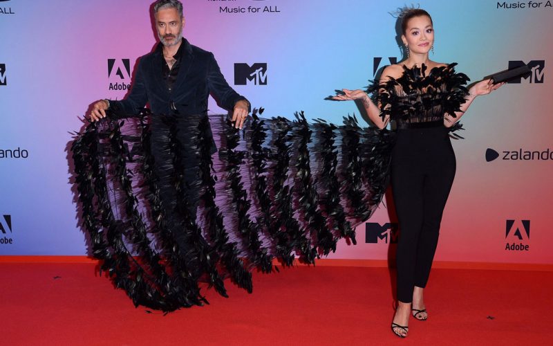 MTV EMA 2021 – cele mai hot ţinute de pe covorul roşu