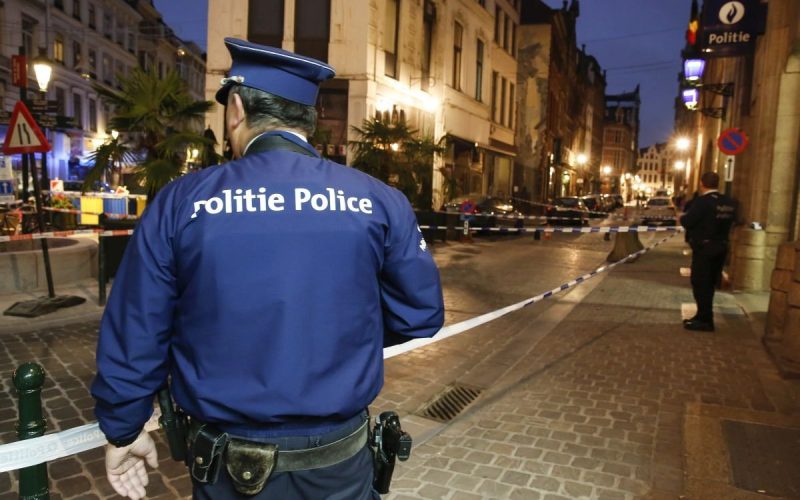 Un poliţist a fost rănit într-un atac cu cuţitul la Cannes; posibilă ''pistă teroristă''