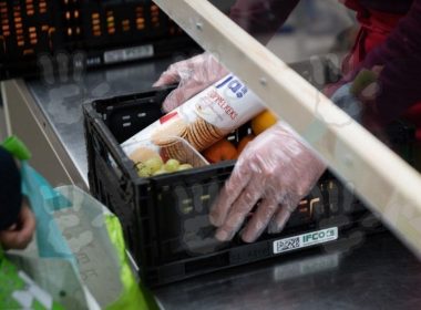 Britanicii au luat cu asalt băncile de alimente: Nu pot face faţă şi cheltuielilor cu energia şi celor cu mâncarea