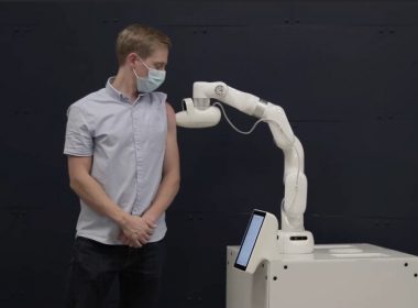 Robotul care administrează vaccinul antiCovid fără ac şi fără medic