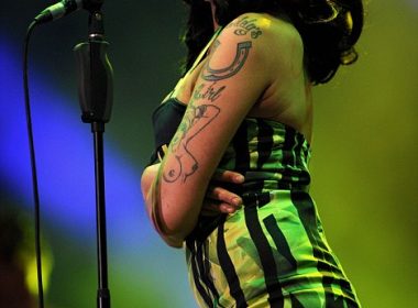 Rochia purtată de Amy Winehouse la ultimul său concert, vândută la licitaţie cu 243.200 de dolari