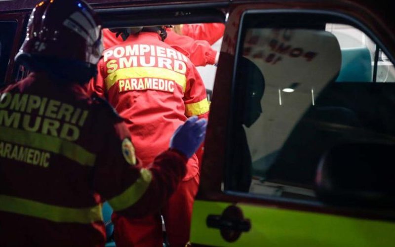 A fost noaptea accidentelor în Bucureşti: 4 evenimente în doar câteva ore. O maşină a rămas suspendată pe refugiul de tramvai