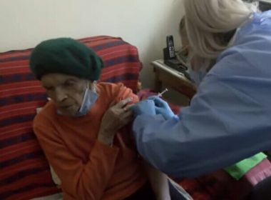 O femeie de 100 de ani, vaccinată cu doza booster: Ce m-a ţinut în viaţă a fost încrederea în medici